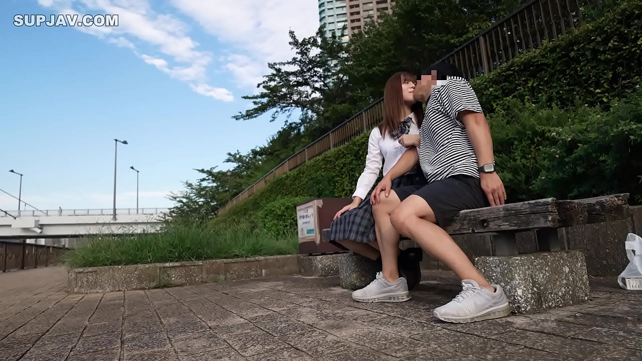 制服着たまま生ハメするJKの無修正です