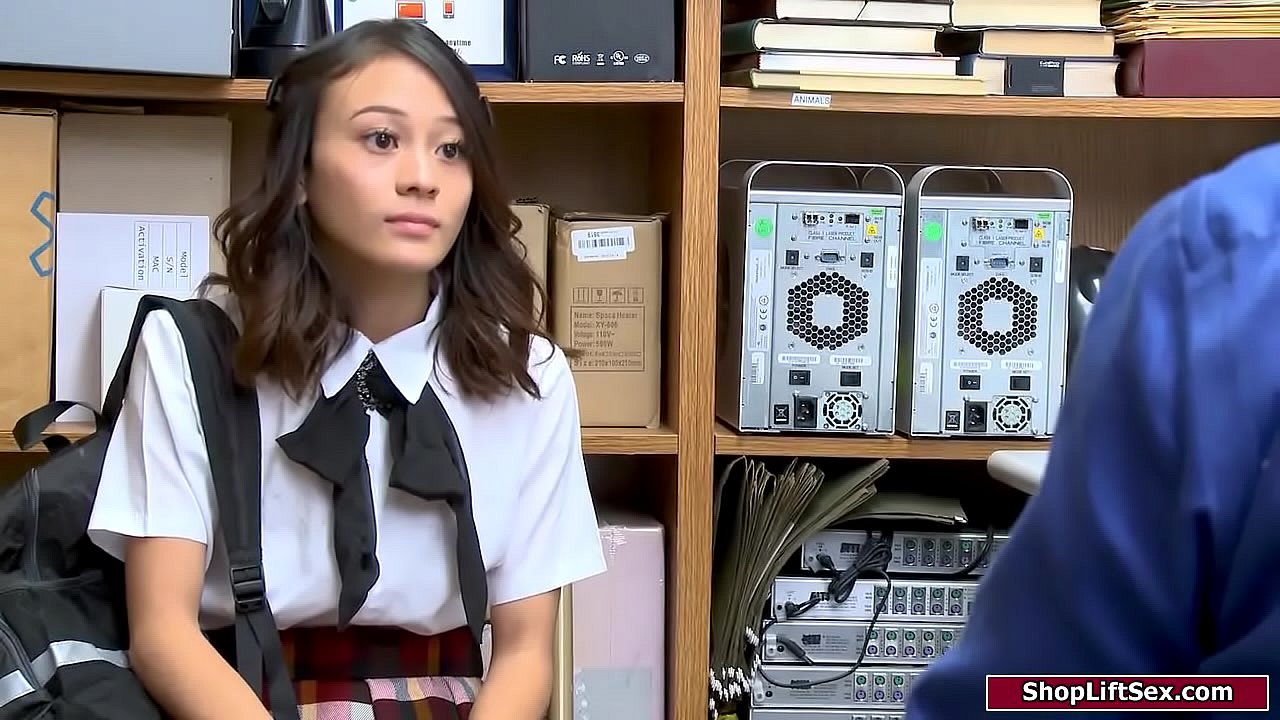 万引きして生ハメで制裁される外国人女子高生の無修正です