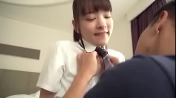 おまんこ突かれて喘ぎまくる貧乳美少女JKの無修正です