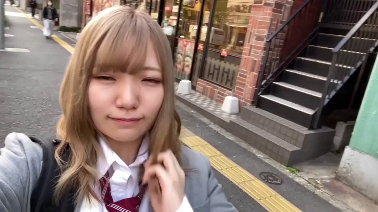 おじさんちんこに感じまくる金髪パイパン女子高生ギャルの無修正です